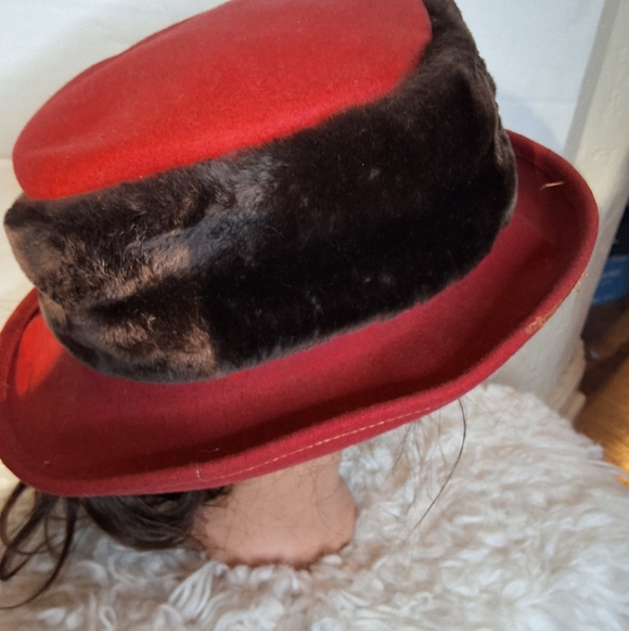 Vintage Hoiday Red Doeskin Wool Faux Fur Band Hat - Picture 3 of 11